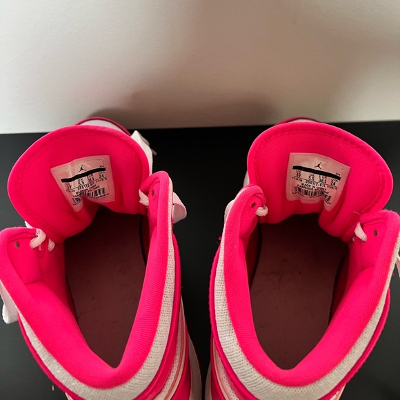 Jordan 1 Mid Hyper Pink - Picture 10 of 13
